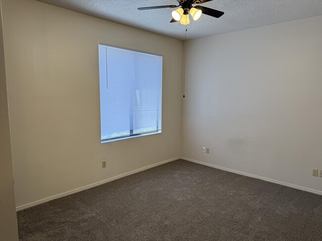 Building Photo - 4256 Sabana Loop SE
