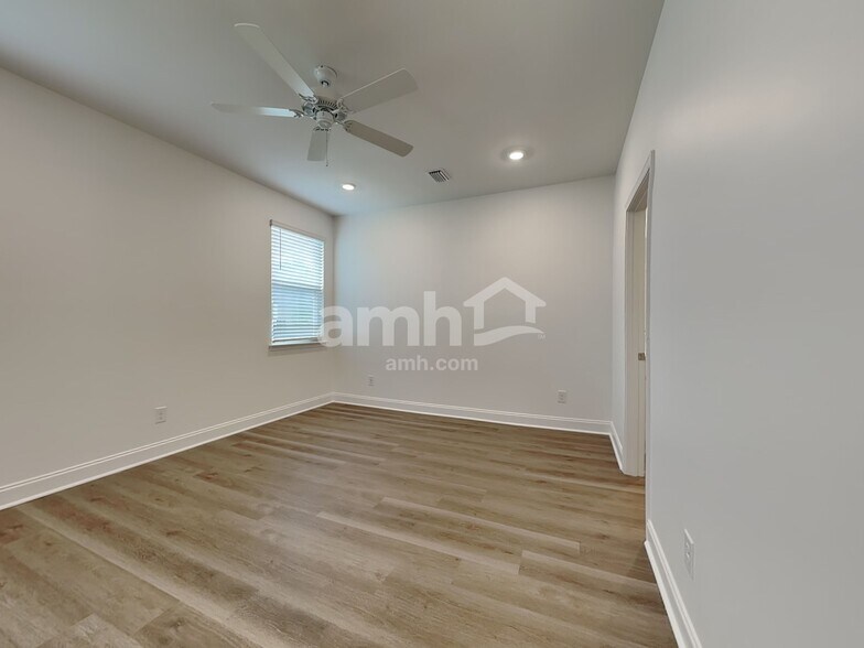 Building Photo - 531 Armstrong Curv