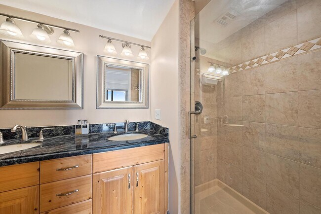 Building Photo - 356 Golfview Rd