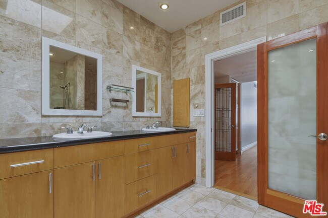 Building Photo - 4443 Ventura Canyon Ave
