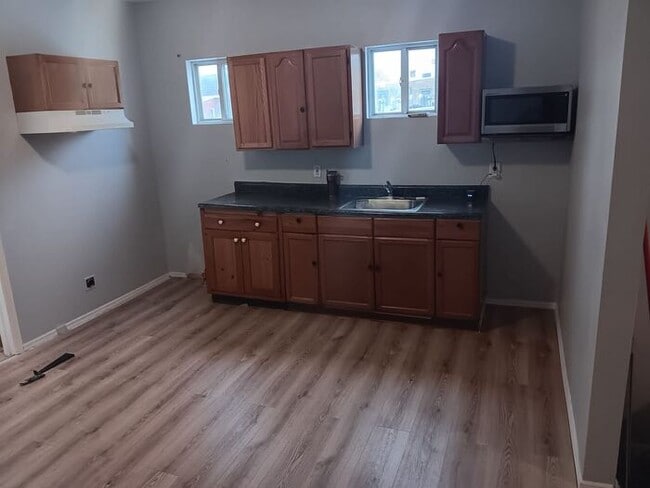 Building Photo - 3 Bedroom Apartment w Free Heat