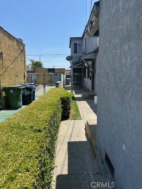 Building Photo - 932 W 71st St