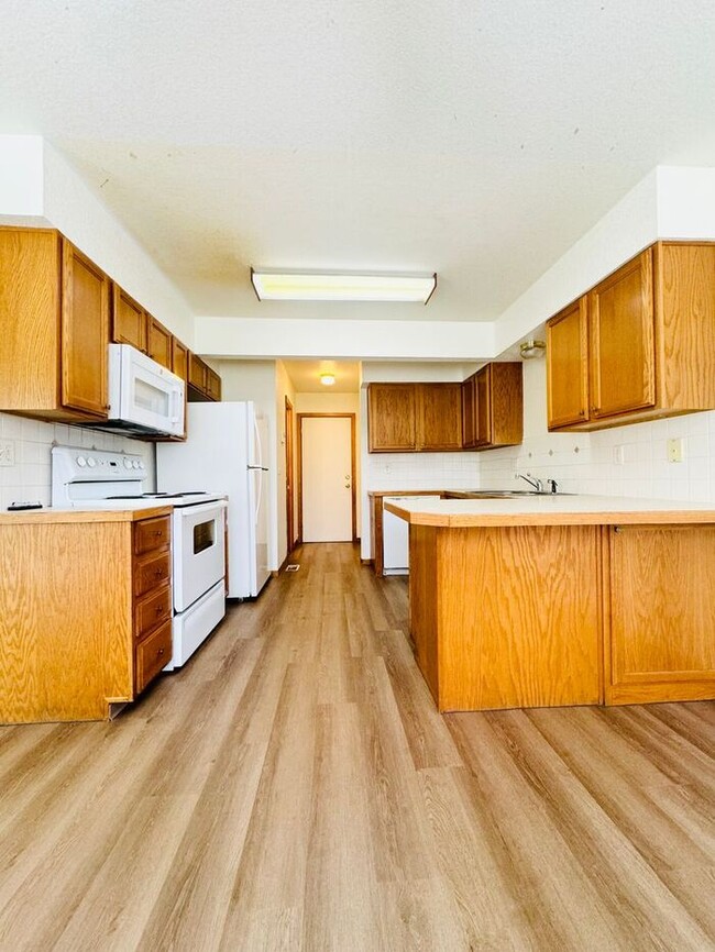 Building Photo - Wonderful 2 Story 3 Bedroom 2.5 Bath Townh...