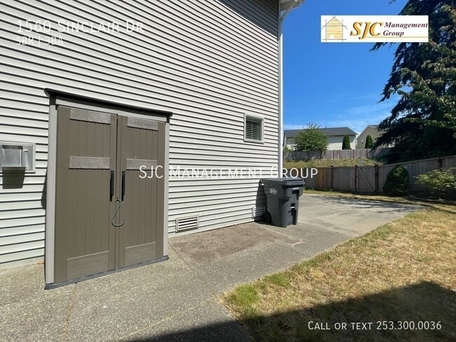Building Photo - 1560 Sinclair Dr