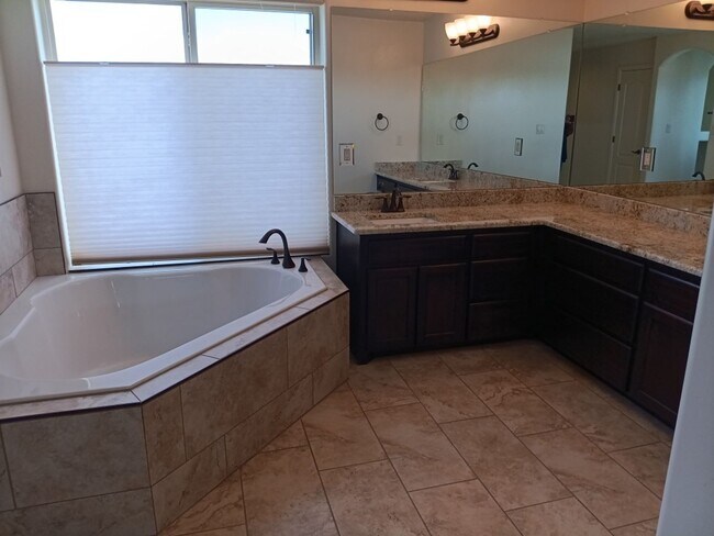 Building Photo - Stunning 4 bedroom, 3.5 bathroom home! Sho...