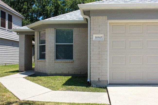 Building Photo - 16945 Scenic Knoll