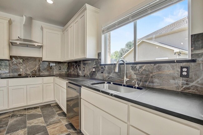 Building Photo - 309 Camperdown Elm Dr