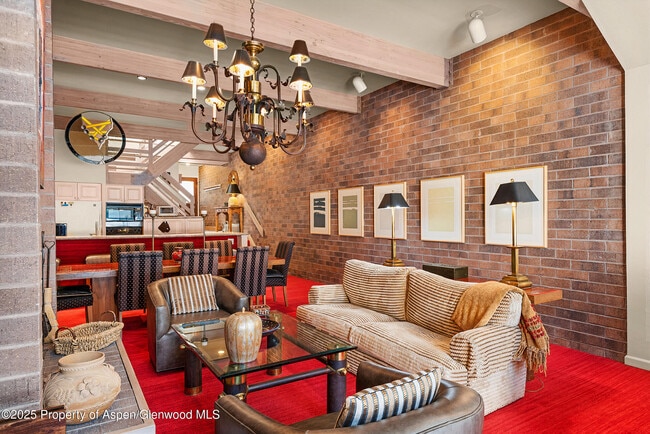 Building Photo - 625 S W End St