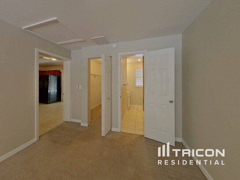 Building Photo - 2258 Lake Dr