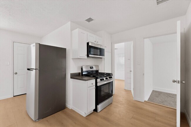 Building Photo - 714-714 Madison St NE