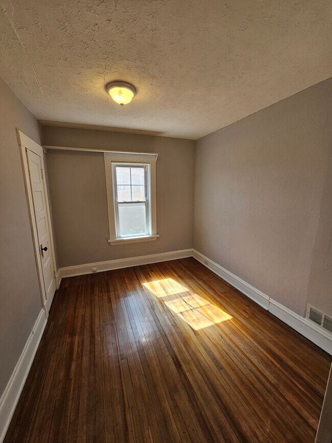 Building Photo - Wakefield7010-7014