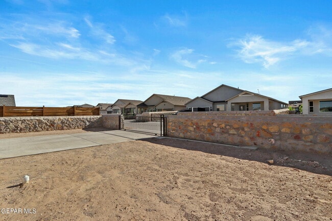 Building Photo - 2833 Maria Casas St