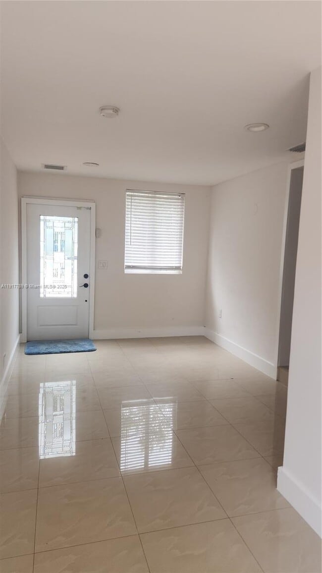 Building Photo - 12535 NE Miami Pl