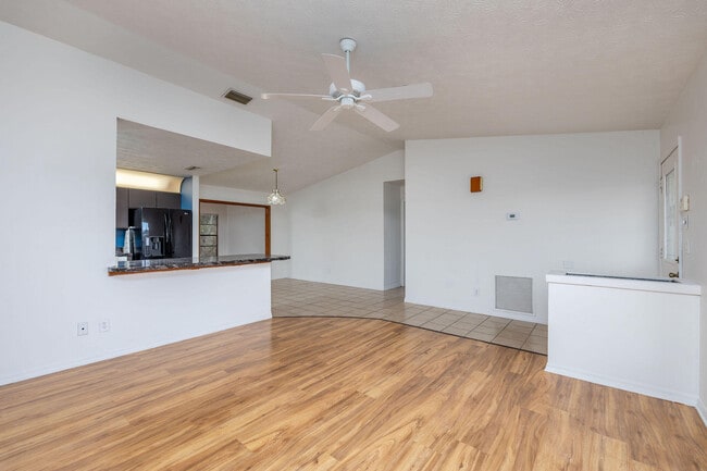 Building Photo - 662 NW Cardinal Dr