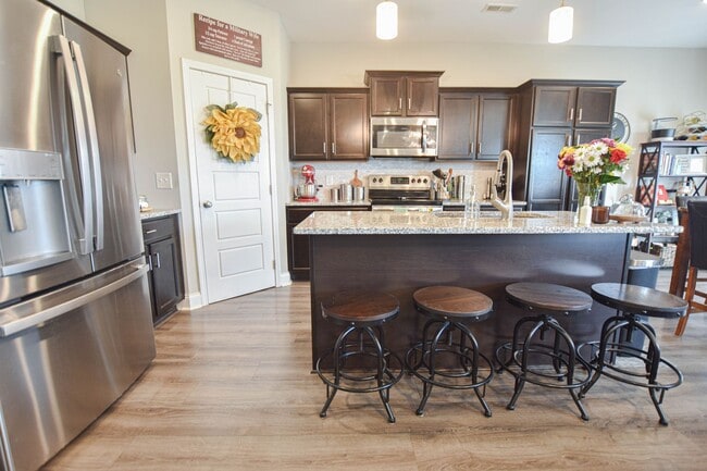 Building Photo - Pet Friendly Three Bedroom with Bonus!