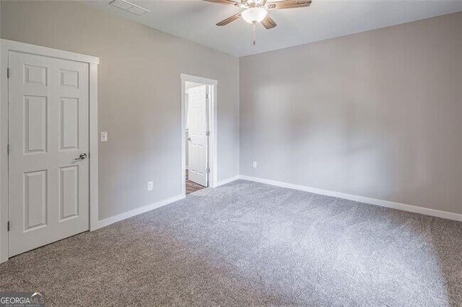Building Photo - 215 Pinecone Ln