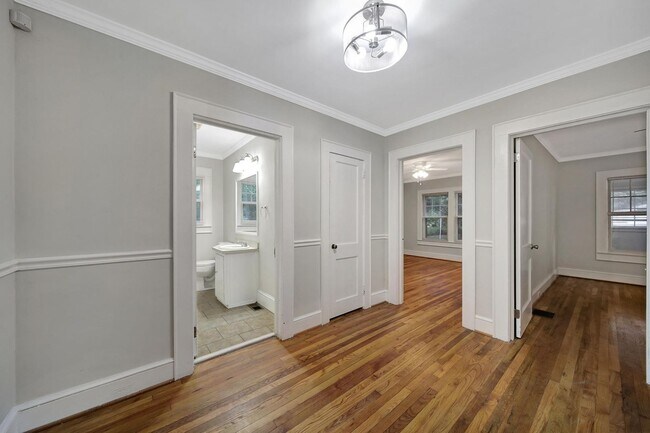 Building Photo - Lovely Brick Ranch Home Close to Uptown Ch...