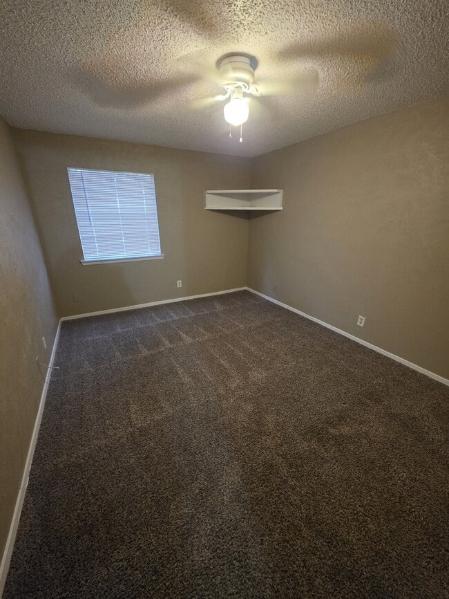 Building Photo - 3 bed 2 bath townhome, 2 car garage