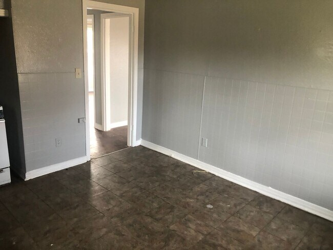 Building Photo - MUST SEE GARAGE APARTMENT