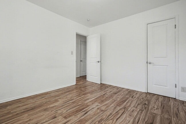 Building Photo - Conveniently Located 2BR with Large Yard