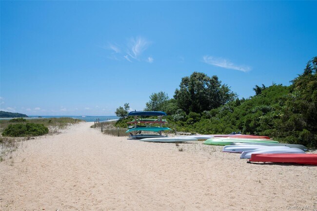 Building Photo - 4075 Pequash Ave