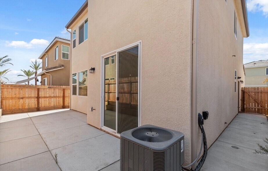 Building Photo - 1109 Royalty Way W