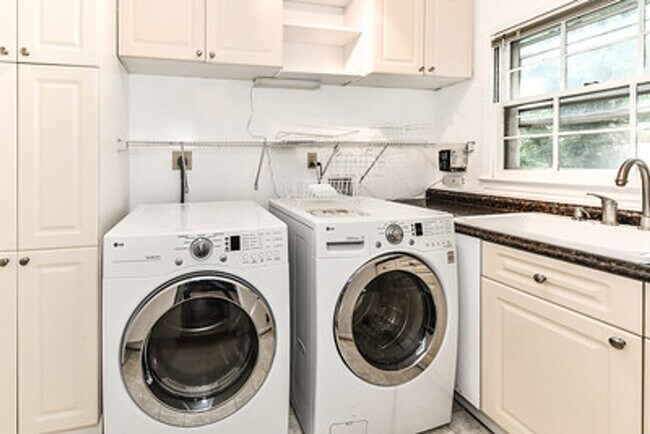 Building Photo - Spacious 4 Bed 2/2 Bath Home with Park-Lik...