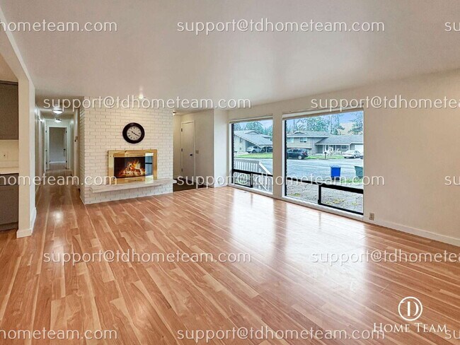 Building Photo - "Spacious 4-Bedroom Duplex with 2 Full Bat...