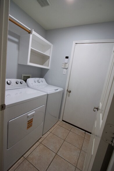 Building Photo - 3605 Villanova Dr