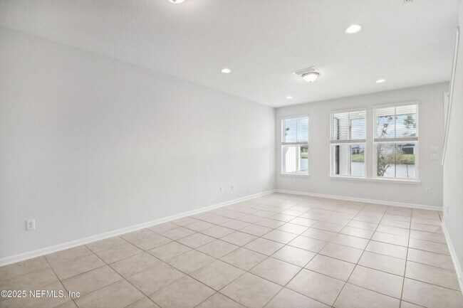 Building Photo - 260 Brandon Lks Dr