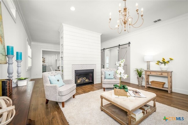 Building Photo - 653 Center Green