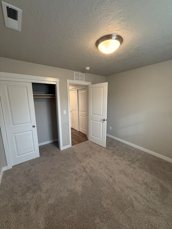 Building Photo - 10336 Rockaway Ridge St