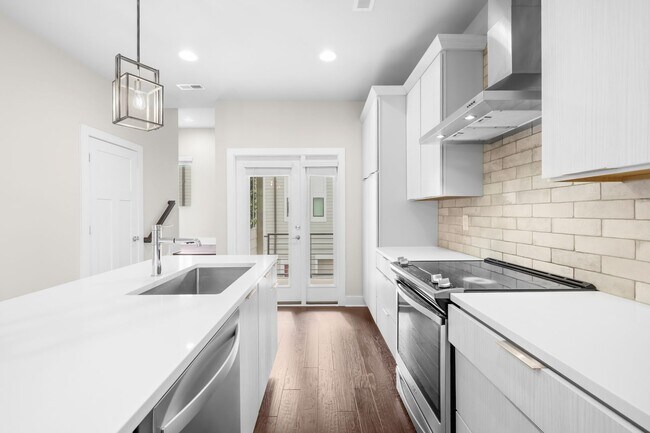 Building Photo - Beautiful Townhome in the Heart of Wesley Heights