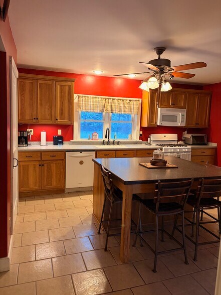 Building Photo - 2644 E Sherman Hollow Rd