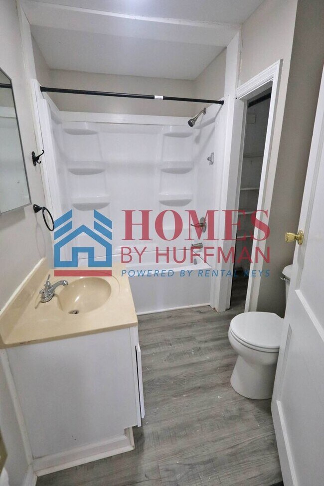 Building Photo - Two Bedroom House | Move In Ready!