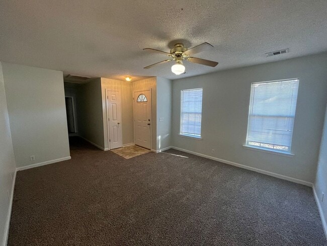 Building Photo - Quiet Neighborhood!