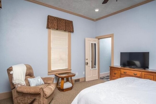 Building Photo - 936 E Center St