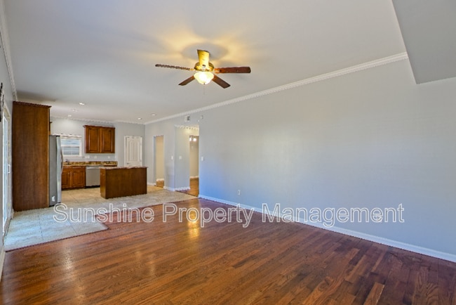 Building Photo - 2823 Lens Ave