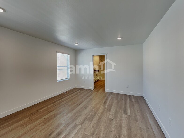Building Photo - 4751 85th Dr NE