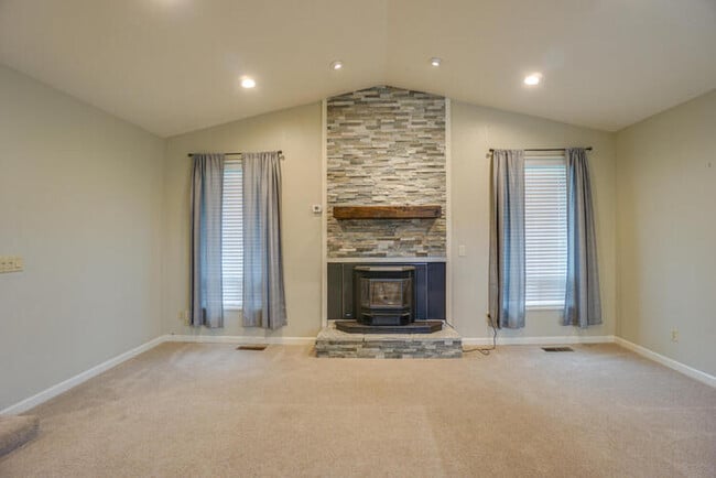 Building Photo - BEAUTIFUL THREE BEDROOM RANCH IN WEST LONGVIEW
