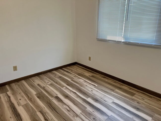 Building Photo - 4 Bedroom, 1.5 Bathroom Duplex Home Near I...