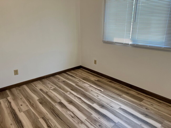 Building Photo - 4 Bedroom, 1.5 Bathroom Duplex on Blooming...