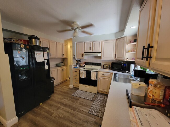 Building Photo - 3340 Beacon Square Dr