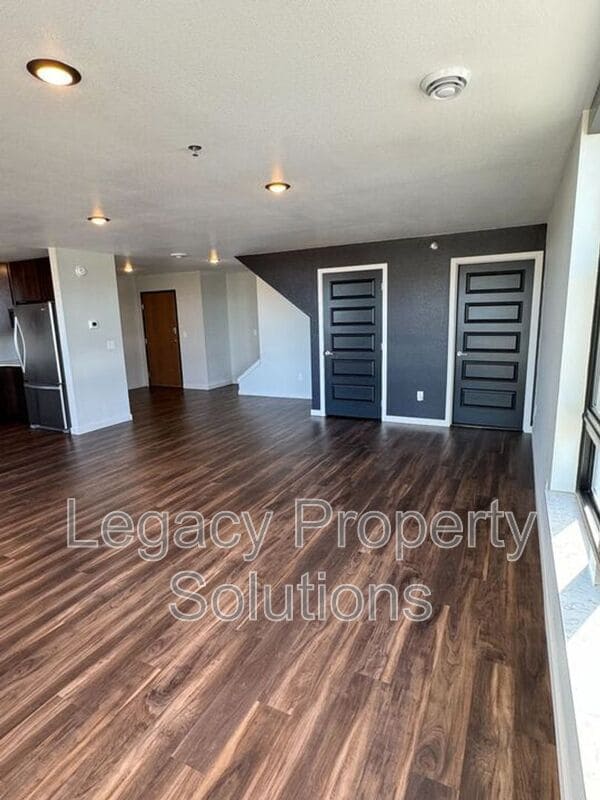 Building Photo - 208 E Greenfield Ln