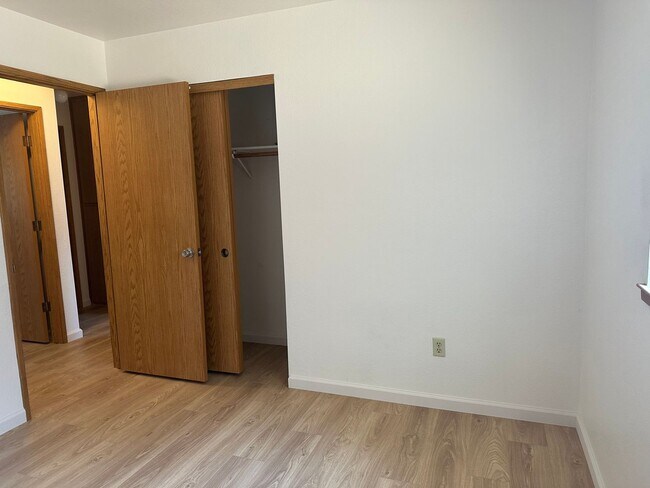 Building Photo - Well maintained home in desirable neighbor...
