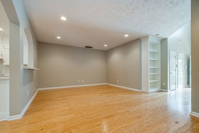 Building Photo - 3 Bed 2.5 Bath Gorgeous Townhome, Availabl...