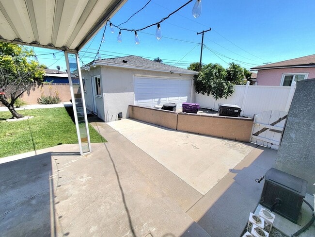 Building Photo - Great Single Family Home in West Long Beach
