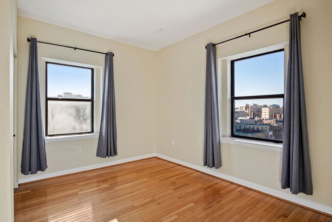 Building Photo - Spacious Top Floor 2 bed 2 bath in the hea...