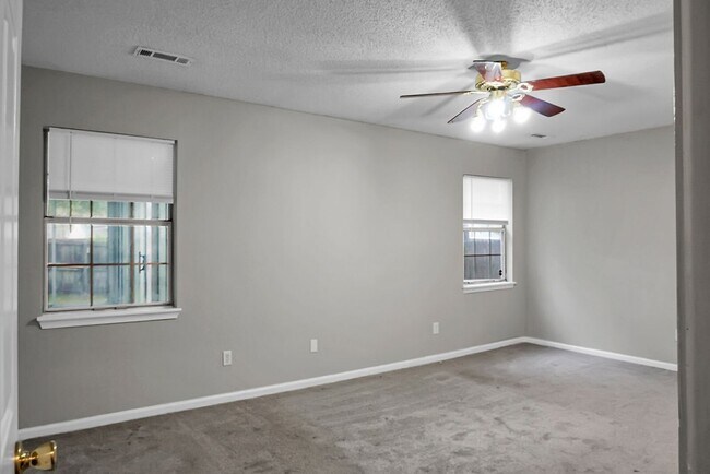 Building Photo - 1