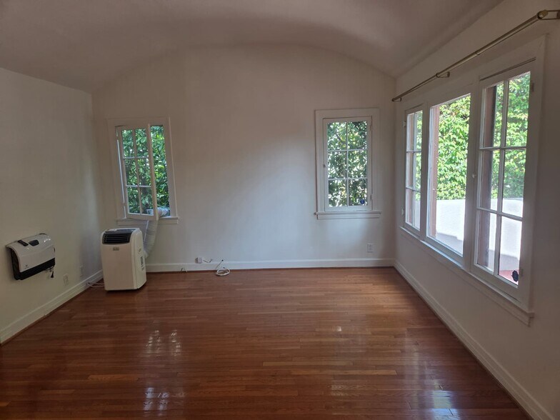 Living room - 1009 Havenhurst Dr
